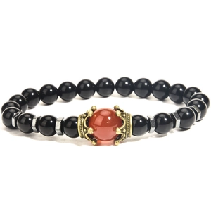Dettaglio macro del bracciale corona occhio di tigre con perle di agata nera e metallo vintage