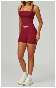 Détail de l'ensemble de sport bordeaux à taille haute avec poches et taille croisée