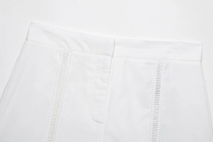 Détails de dentelle crochetée blanche et texture tissée sur ce short décontracté