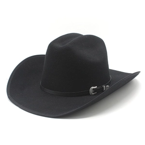 Détail du chapeau de cowboy en feutre noir avec ceinture en cuir et boucle argentée