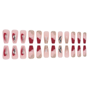 Faux ongles cercueil rose nude et rouge avec perles, paillettes et lignes argentées
