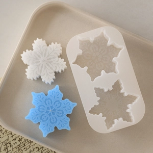 Detail van sneeuwvlok siliconen mal met hars hangers voor kerst DIY versieringen