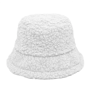Gros plan sur la texture en laine d'agneau blanche d'un chapeau bob hiver minimaliste