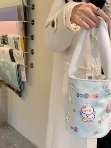 Graziosa borsa a secchiello azzurra con coniglietti e manico in peluche bianco per studenti
