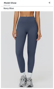 Détail du pantalon de yoga taille haute bleu marine montrant le tissu et la coupe ajustée