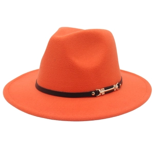 Chapeau fedora en feutre orange rétro avec ruban en cuir noir et boucle dorée chic