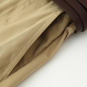 Gros plan sur le pantalon en coton kaki avec poche latérale et doubles coutures nettes