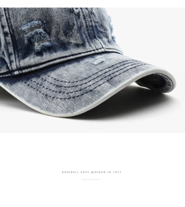 Dettaglio del cappellino baseball in denim con trama lavata e bordi effetto vintage