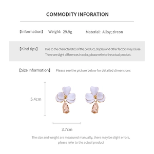 Détail des boucles d'oreilles fleur avec zircon champagne et dimensions précises