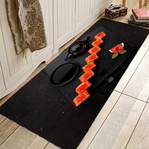 Détail d'un tapis de sol fin et rectangulaire en flanelle noire sur un sol en bois clair