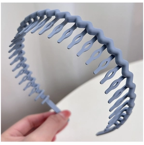 Close-up of flexible grey-blue wavy headband with anti-slip hollow tooth comb structure