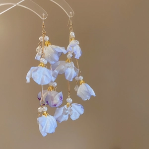 Detailansicht eleganter blauer Stoffblumen-Ohrringe mit weißen Perlen und Goldstäben