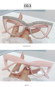 Dettaglio di occhiali cat-eye rosa con strass luccicanti in vista laterale esterna