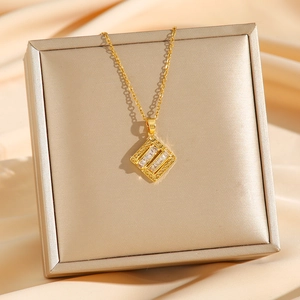 Collier élégant en titane doré avec pendentif carré en zircone sur boîte à bijoux