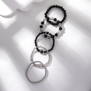 Dettaglio del set di 5 bracciali elastici multistrato con cristalli in grigio e argento
