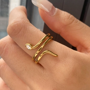 Vue macro d'une bague serpent dorée avec zircon goutte, style élégant sur doigt
