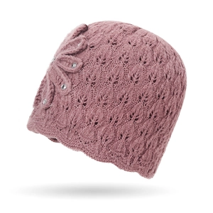 Winter gebreide muts voor dames in roze met gehaakte bloem en fonkelende strassteentjes
