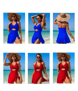 Détails du col licou croisé et découpe à la taille sur les robes de bain bleues et rouges