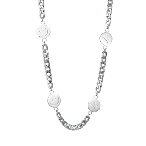 Détail du collier gourmette en acier argenté avec des pendentifs sourire et triste