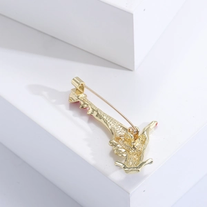 S925 sterling silver creative heart pin in gold plating for elegant suit jackets