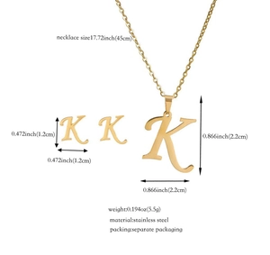 Vista dettagliata della collana e orecchini 'K' in acciaio dorato con dimensioni precise
