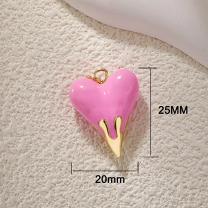 Detail-Makroansicht des 25mm rosa Herzanhängers mit Goldtropfen und Größenangaben