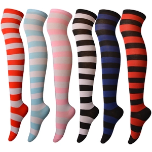Gros plan détaillé montrant six paires de chaussettes hautes rayées en plusieurs coloris
