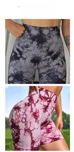 Détail du short de yoga tie-dye à taille haute avec texture sans couture et effet push-up