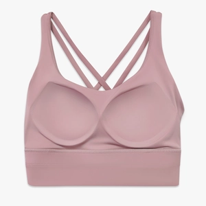 Dettaglio delle spalline incrociate e della fascia larga del reggiseno sportivo