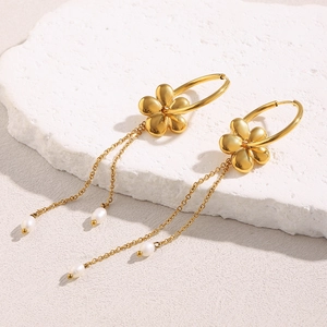 Detail of 18K gold-plated flower earrings with long chain tassels and white pearls