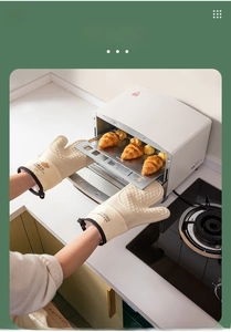 Detail of heat-resistant silicone oven glove with non-slip honeycomb texture and thick cuff