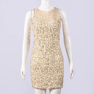Détail des paillettes dorées champagne sur une robe moulante sans manches à col rond