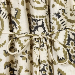 Robe bohème fluide à imprimé floral avec manches longues et taille à cordon serré