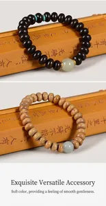Détail de bracelets en perles de bois avec jade vert sur un fond de bambou traditionnel