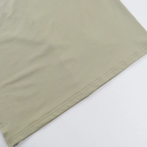 Detailansicht des olivgrünen Strickkleides mit Fokus auf die Doppelnaht am Saum