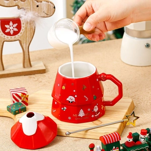 Dettaglio della tazza natalizia in ceramica rossa con Babbo Natale e coperchio