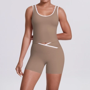 Détail du short de yoga taille haute avec coupe en V et liseré contrasté blanc en couleur café