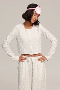 Détail de l'ensemble d'intérieur blanc deux pièces avec texture coeur et cardigan à boutons