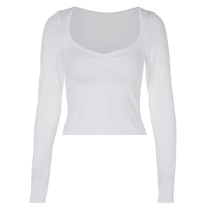 Eng anliegendes weißes Langarm-Cropped-Top mit elegantem geriffeltem Herzausschnitt