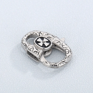 Fermoir mousqueton punk gravé en argent avec motif de croix et relief de fleurs