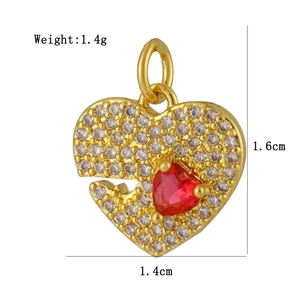 Détail du pendentif cœur doré avec incrustations de zircon et indications de dimensions