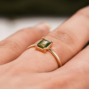 Elegant vintage gold ring with emerald green gemstone and thin minimalist band