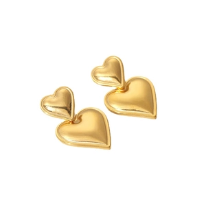 Orecchini a cuore in acciaio inossidabile placcato oro 18K per donna su sfondo bianco