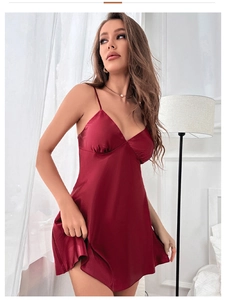Détail de la chemise de nuit en satin bordeaux montrant la texture lisse et le col en V