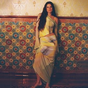 Completo tie-dye giallo da donna con top monospalla a maniche lunghe e gonna lunga maxi