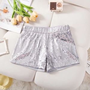 Makro-Detail von silbernen Pailletten-Shorts mit glänzender, metallischer Textur