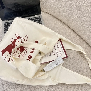 Détail du sac cabas en toile avec fermoir magnétique et motif de chien de dessin animé