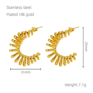 Dettagli di orecchini a molla placcati oro 18 carati con larghezza 31mm e peso 7,1g