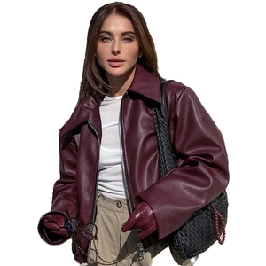 Veste motard femme oversize en cuir PU bordeaux avec large revers et fermeture éclair