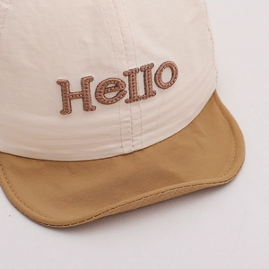 Casquette bicolore pour bébé avec broderie Hello et visière souple pour la protection solaire